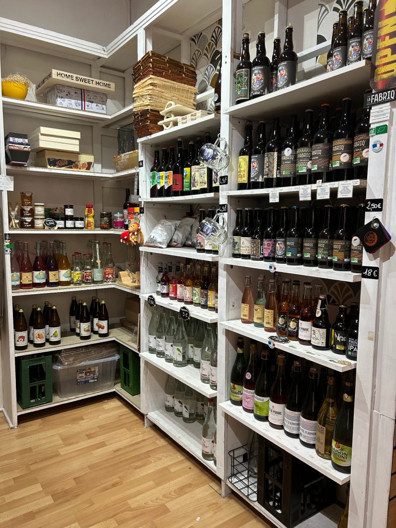 Étagères pleines de bouteilles et bocaux dans une épicerie bien approvisionnée.